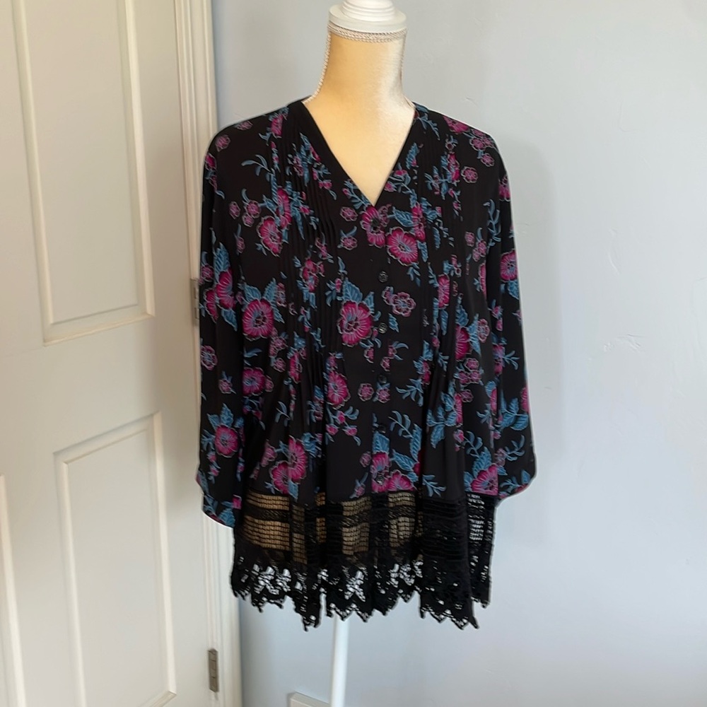 Adorable Long Sleeve Blouse w/tucked pleats and lace along bottom!